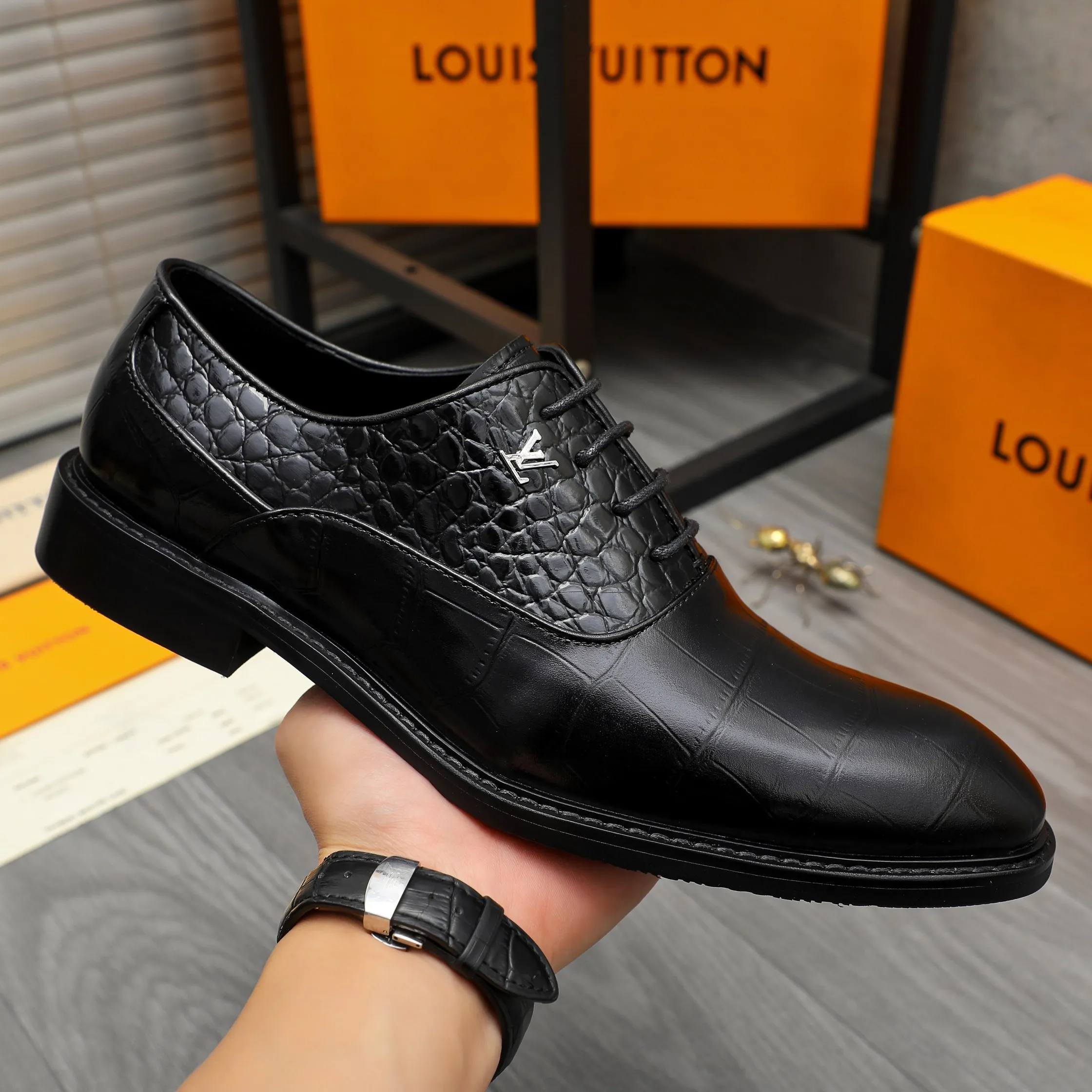 Men's shoes 💰p460 Product trademark: LV (Louis Vuitton) business lace-up formal leather shoes Regular size: 39-44 (38.45 custom-made, non-returnable) Product materials: Selected high-quality stone grain cowhide stitching upper, cowhide lining, original rubber outsole